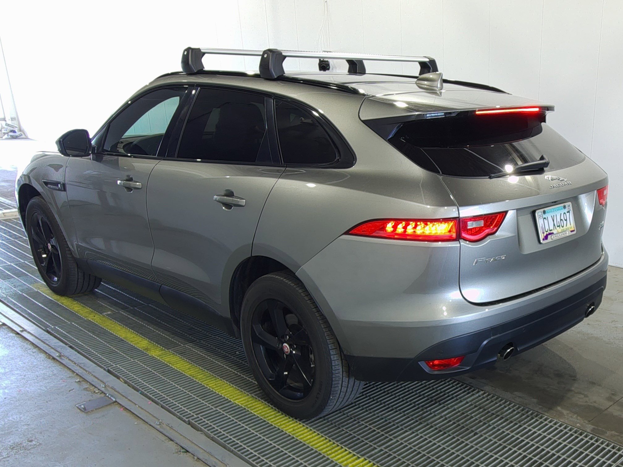Used 2018 Jaguar F-PACE Premium AWD/4WD image 2
