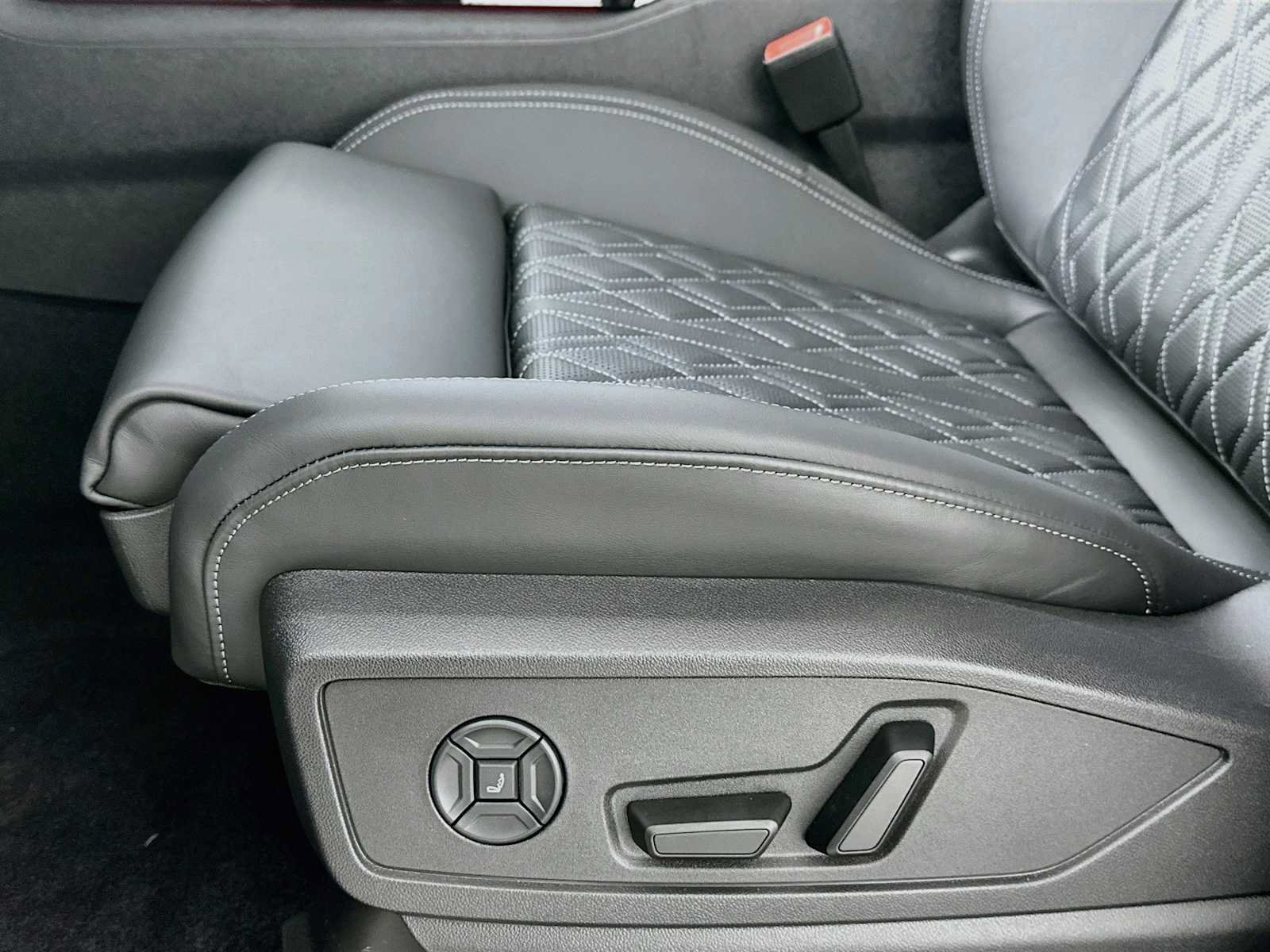 New 2026 Audi SQ5 Prestige AWD/4WD image 17