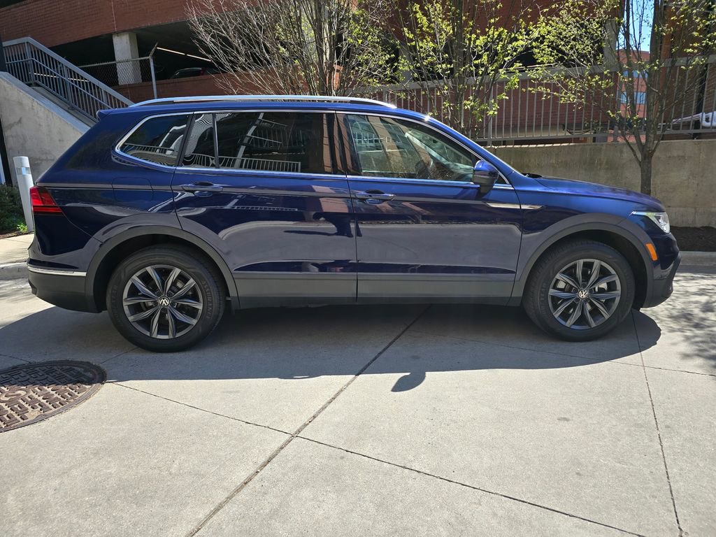 Used 2023 Volkswagen Tiguan SE w/ Panoramic Sunroof Package image 4