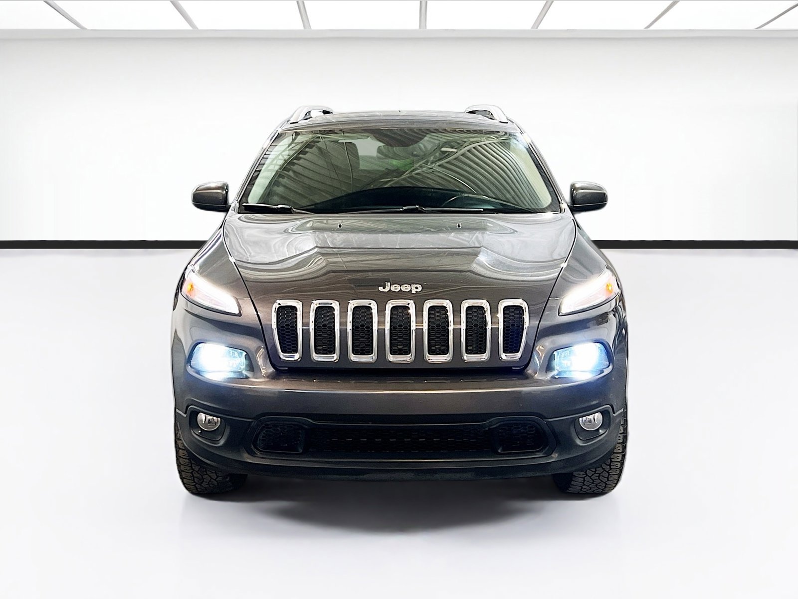 Used 2017 Jeep Cherokee Latitude w/ Comfort/Convenience Group AWD/4WD image 2