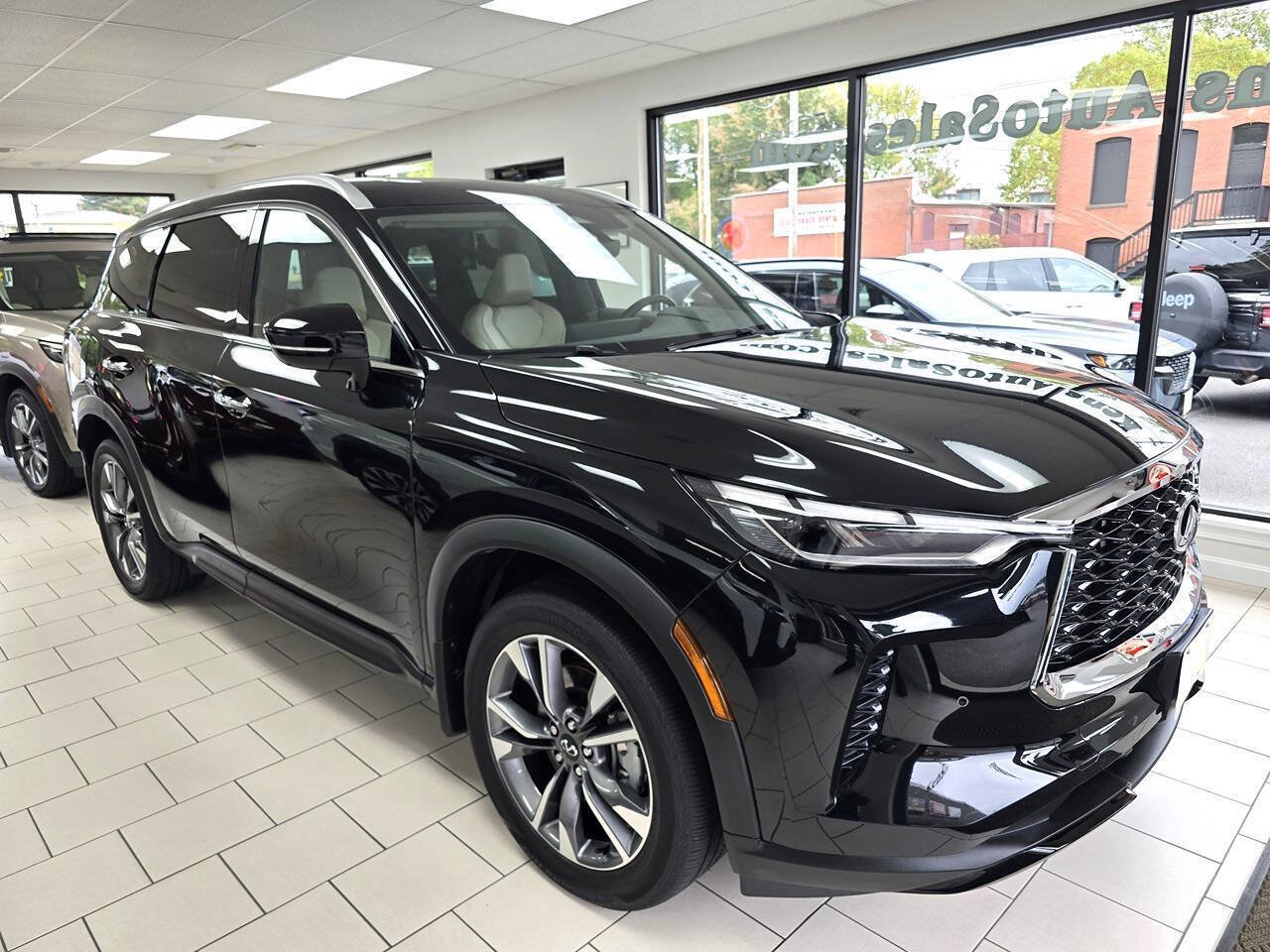 Used 2023 INFINITI QX60 Luxe w/ Cargo Package AWD/4WD image 3