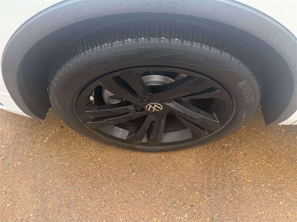 Certified 2024 Volkswagen Tiguan SE R-Line image 6