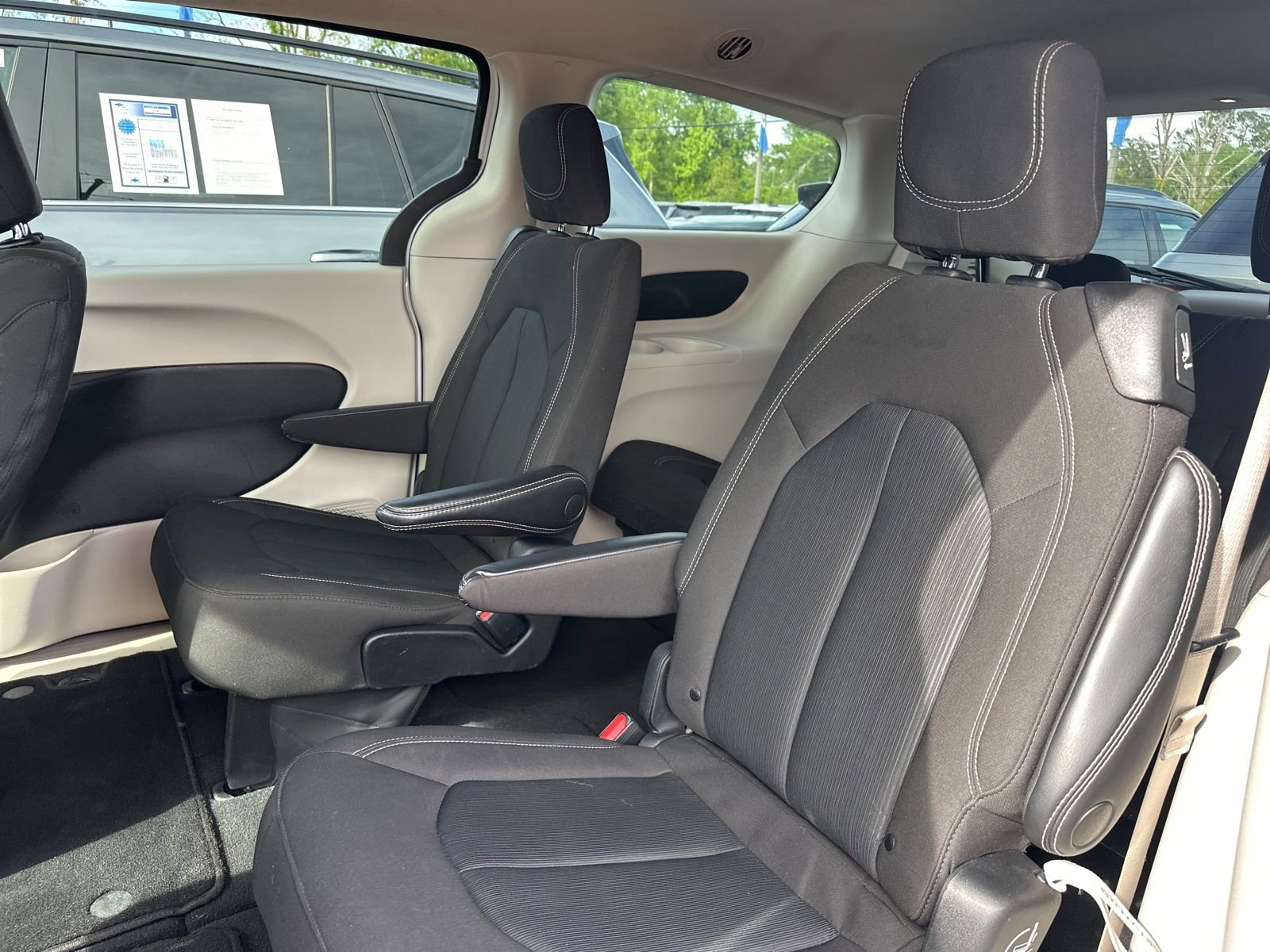 Used 2023 Chrysler Voyager LX image 11