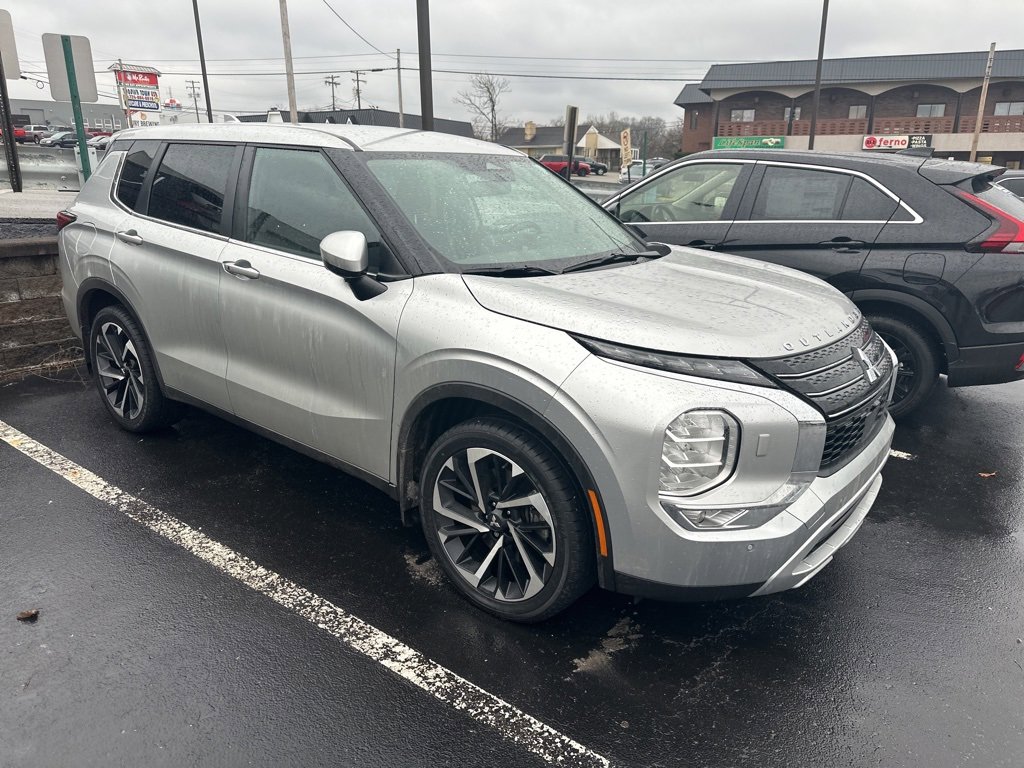 Used 2023 Mitsubishi Outlander SE image 1
