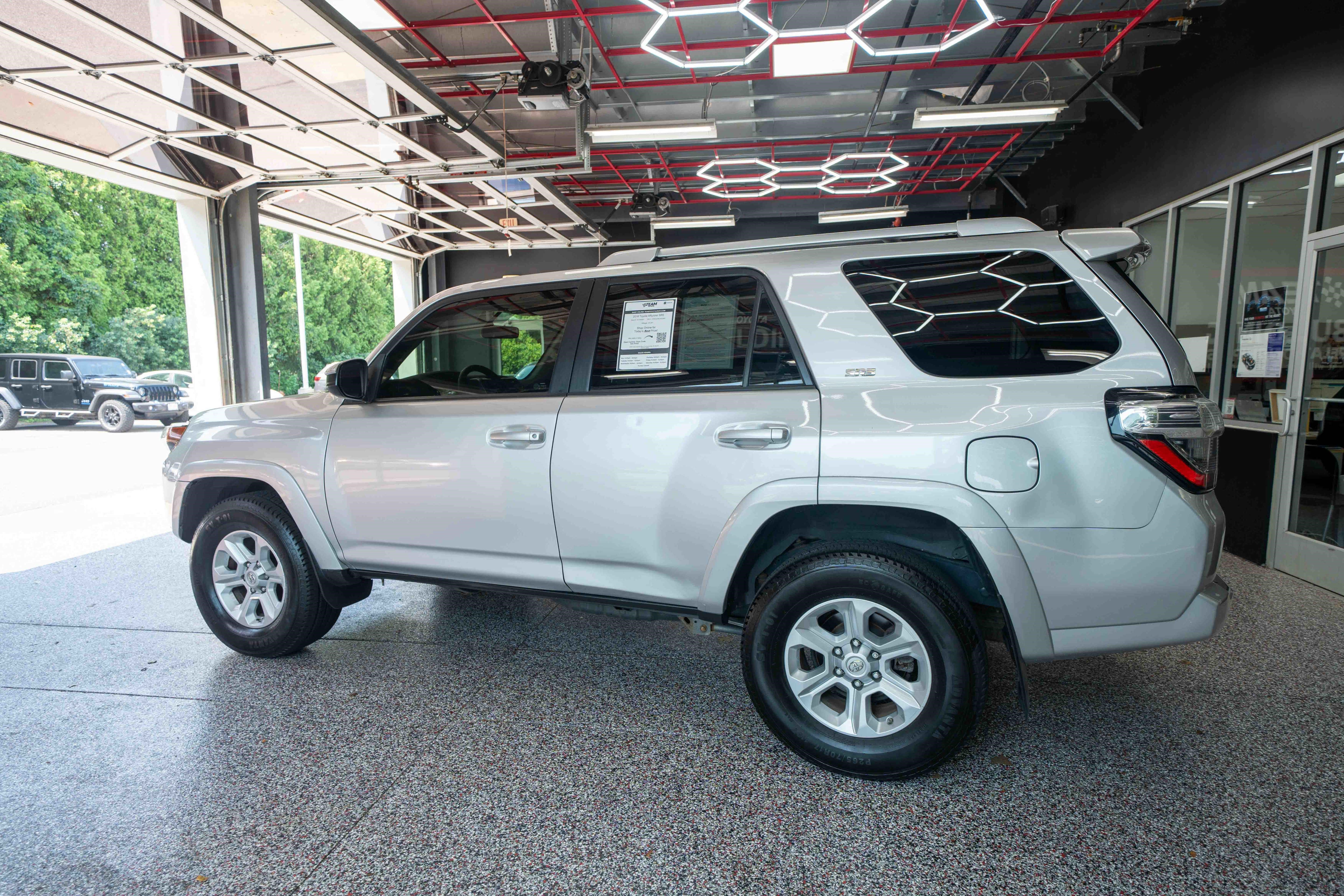Used 2018 Toyota 4Runner SR5 AWD/4WD image 2