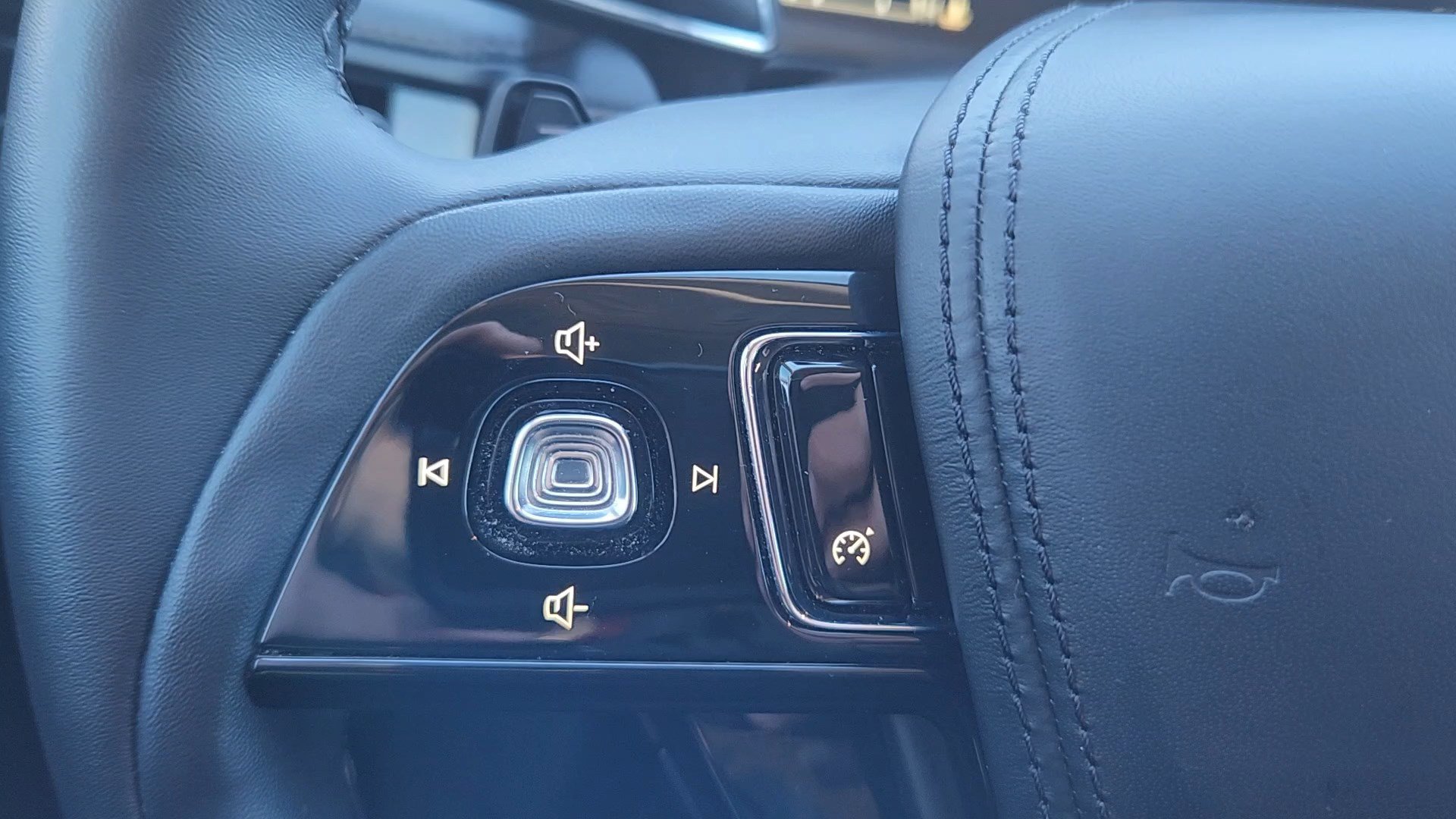 Used 2024 Lincoln Aviator AWD w/ Premium Package image 12