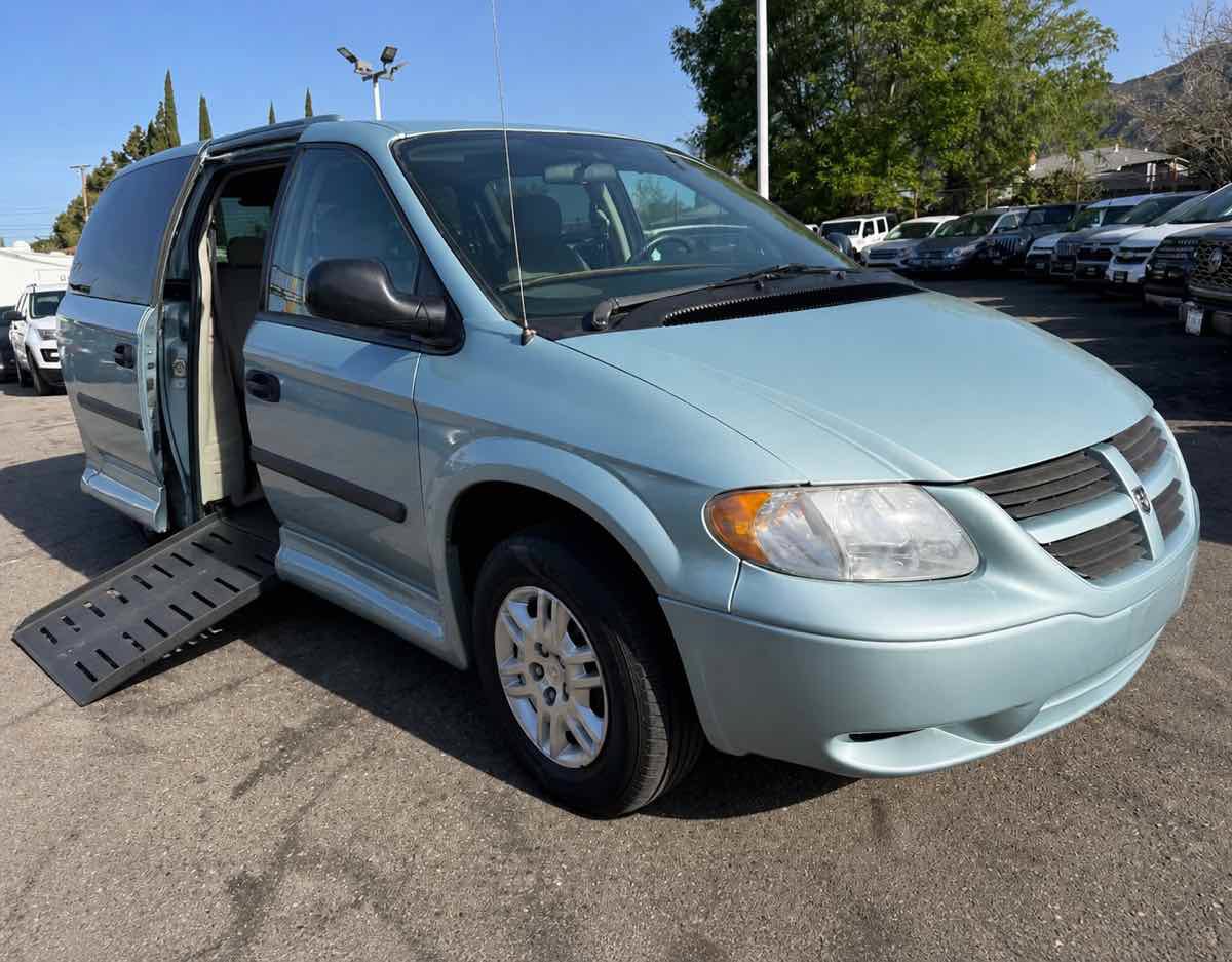 Used 2005 Dodge Grand Caravan SE w/ Popular Equipment Group I FWD image 1