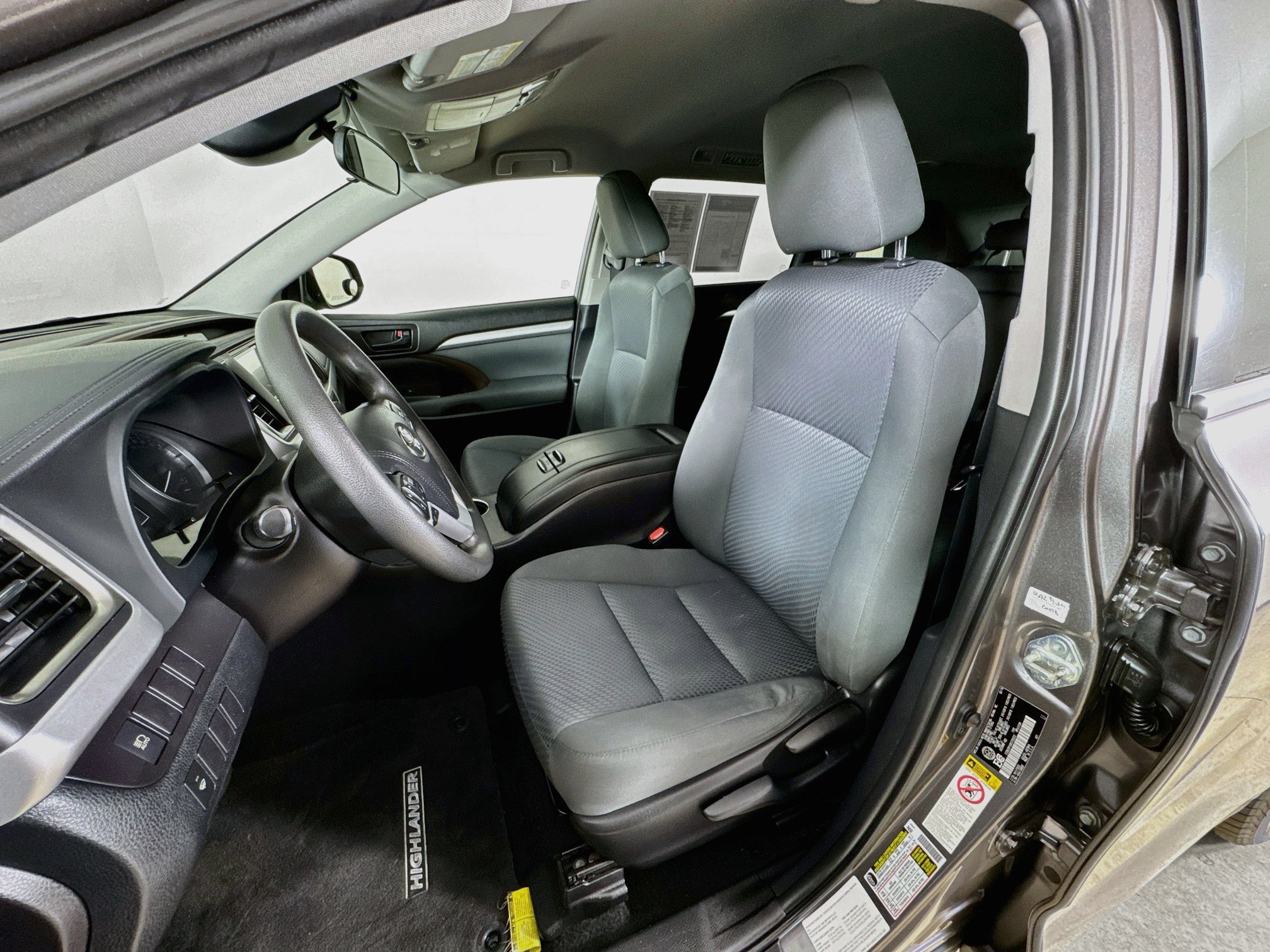 Used 2019 Toyota Highlander LE AWD/4WD image 2
