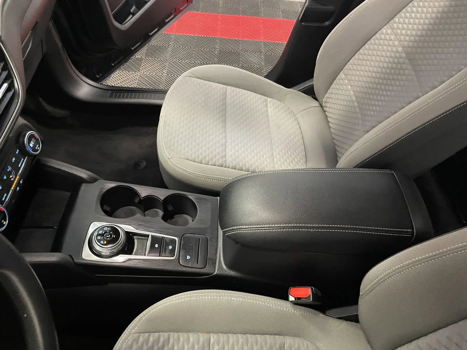 Used 2021 Ford Escape SE image 33