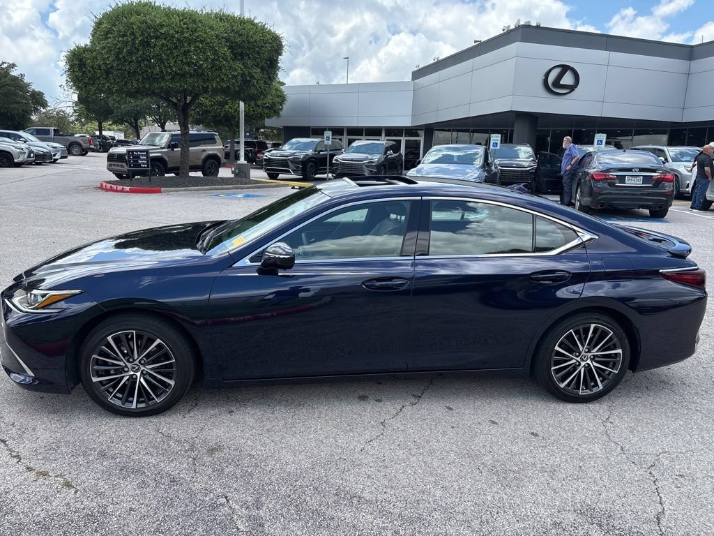 Used 2025 Lexus ES 300h w/ Premium Package FWD image 2
