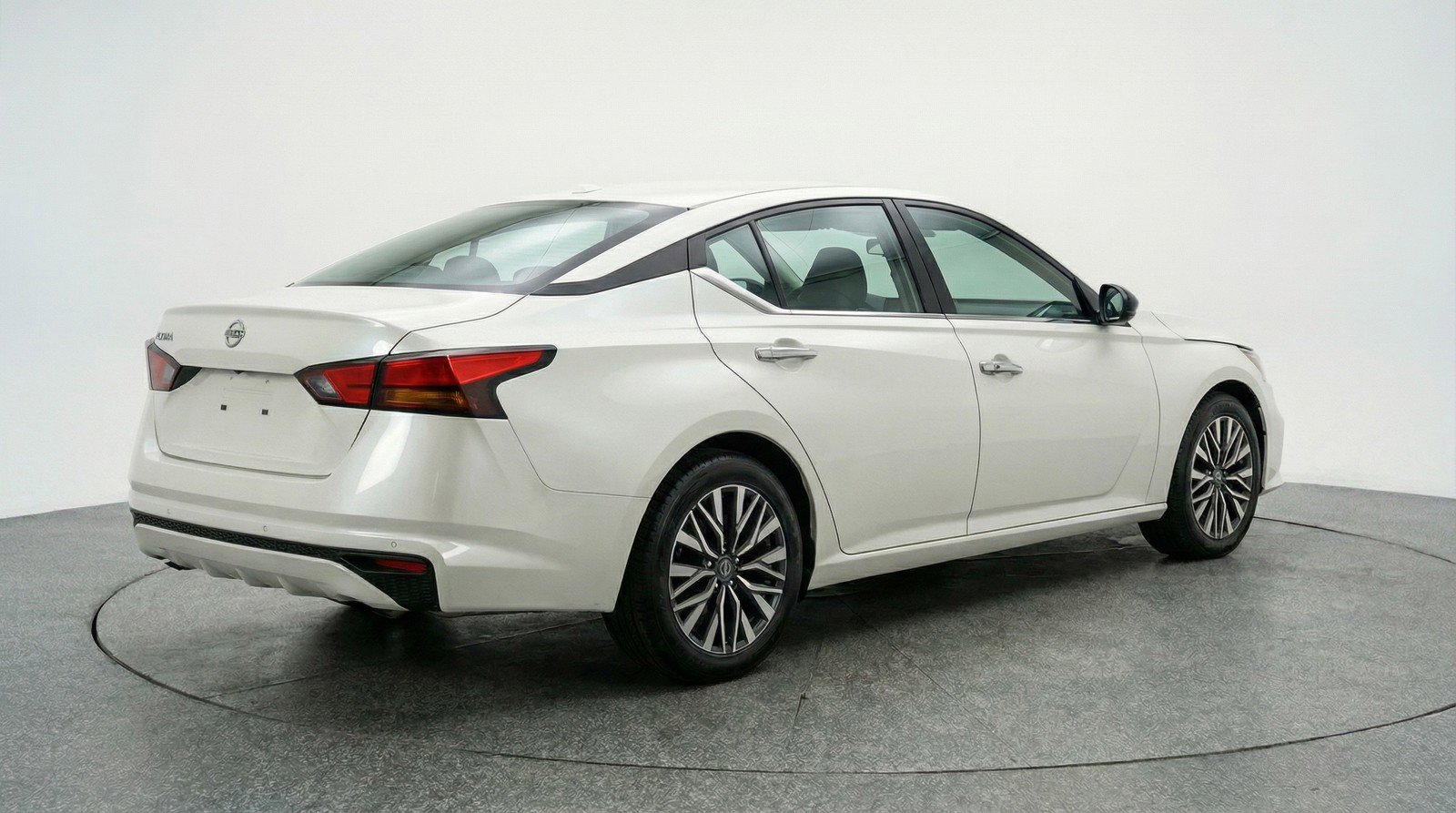 Used 2025 Nissan Altima 2.5 SV FWD image 9