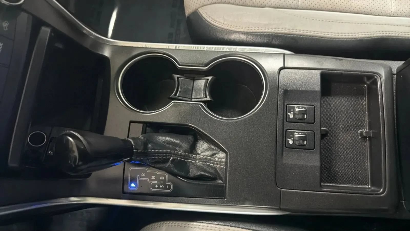 Used 2017 Toyota Camry XSE w/ Moonroof Package FWD image 12
