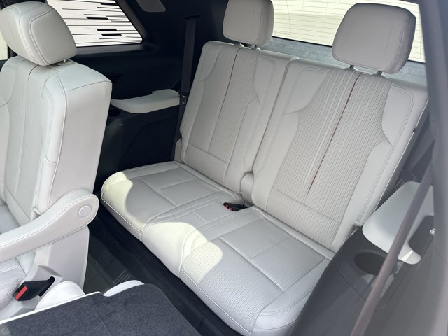 New 2026 Cadillac Vistiq Luxury w/ LPO, Floor Liner Package image 27