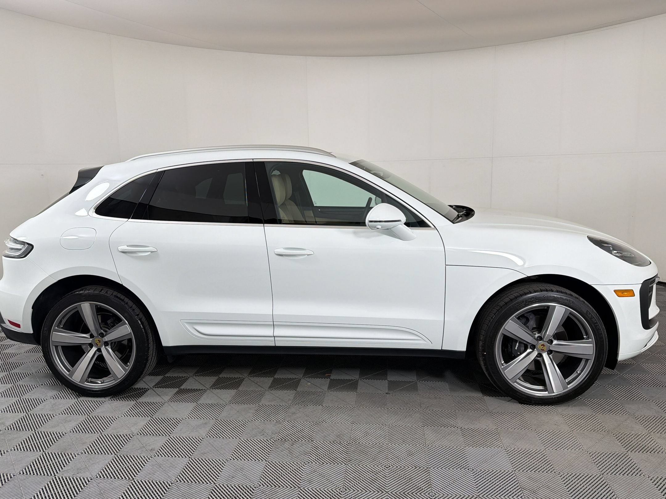 Certified 2025 Porsche Macan AWD/4WD image 9