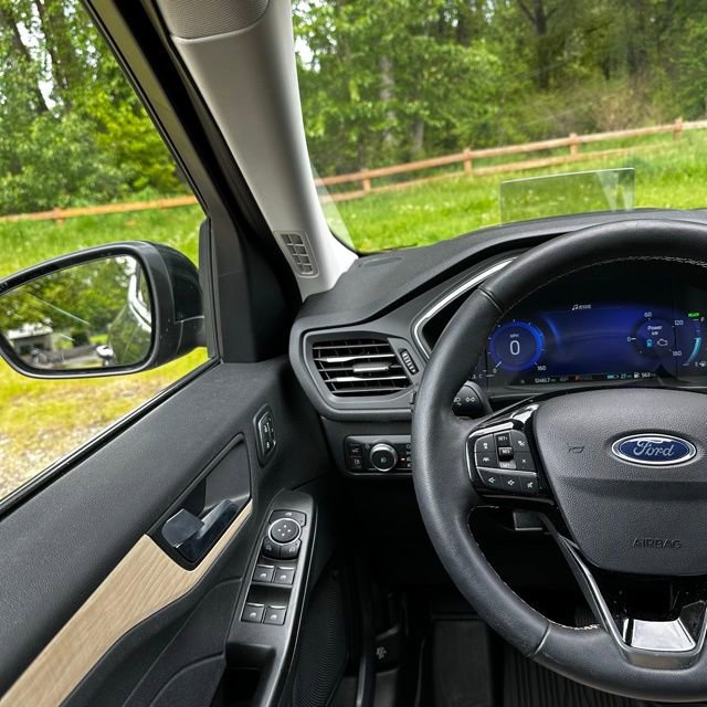 Used 2022 Ford Escape Titanium w/ Titanium Premium Package image 28