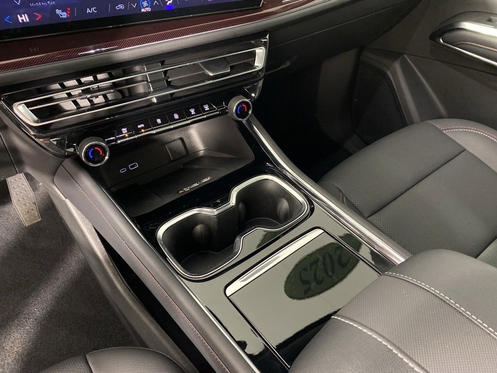 Used 2025 Chevrolet Traverse Z71 w/ Driver Confidence Package image 19