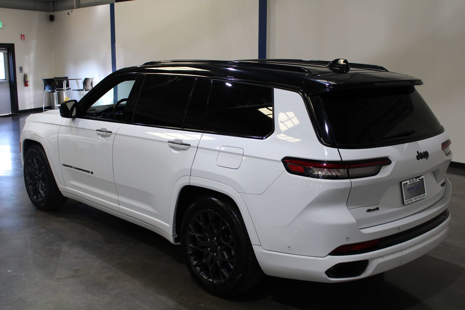 Used 2023 Jeep Grand Cherokee L Summit w/ High Altitude Package image 11