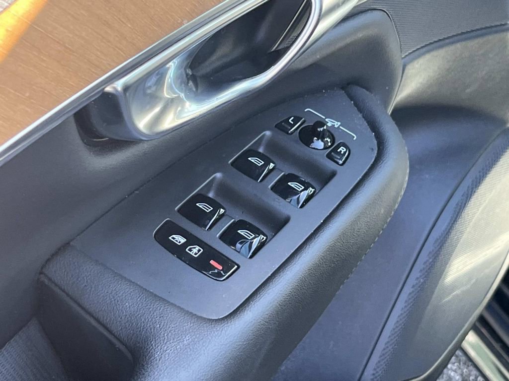 Used 2023 Volvo XC90 B6 Plus image 21
