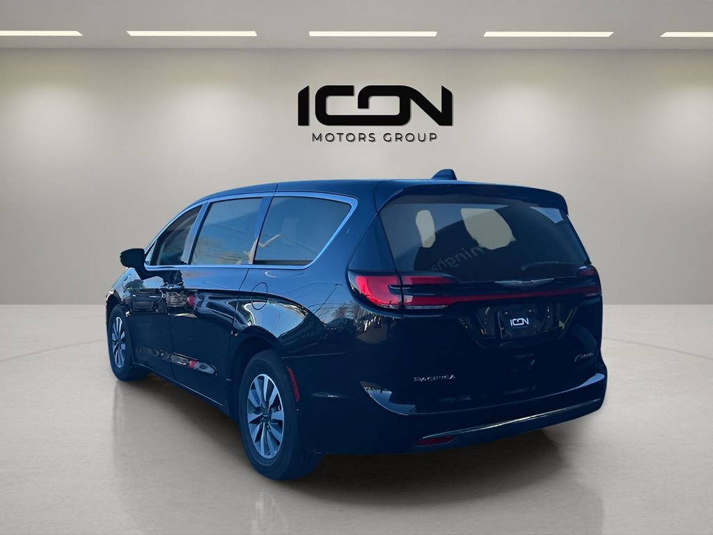 Used 2024 Chrysler Pacifica Select image 3