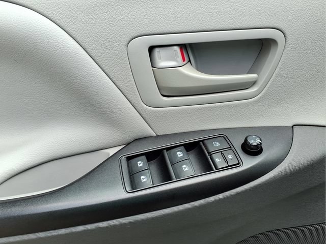 Used 2020 Toyota Sienna L FWD image 11