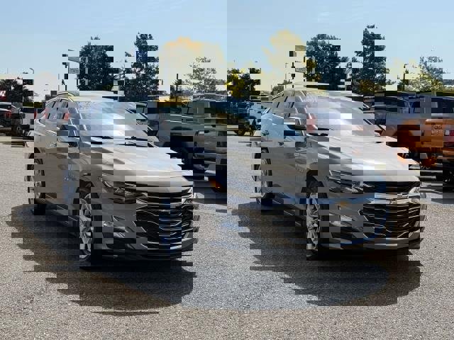 Used 2025 Chevrolet Malibu LT image 4