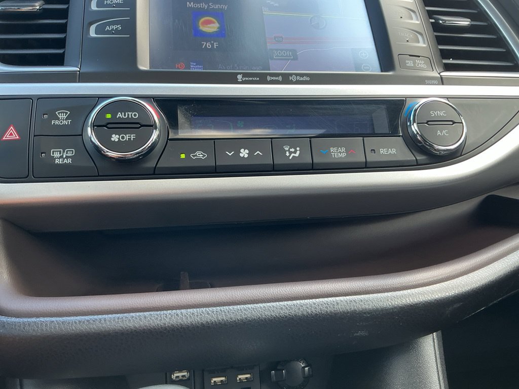 Used 2019 Toyota Highlander XLE AWD/4WD image 29