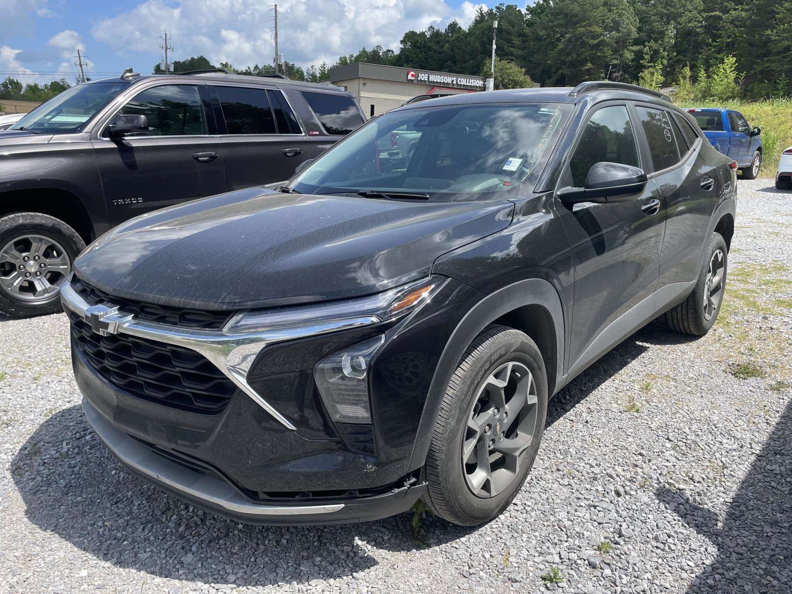 Used 2025 Chevrolet Trax LT w/ LT Convenience Package FWD image 3