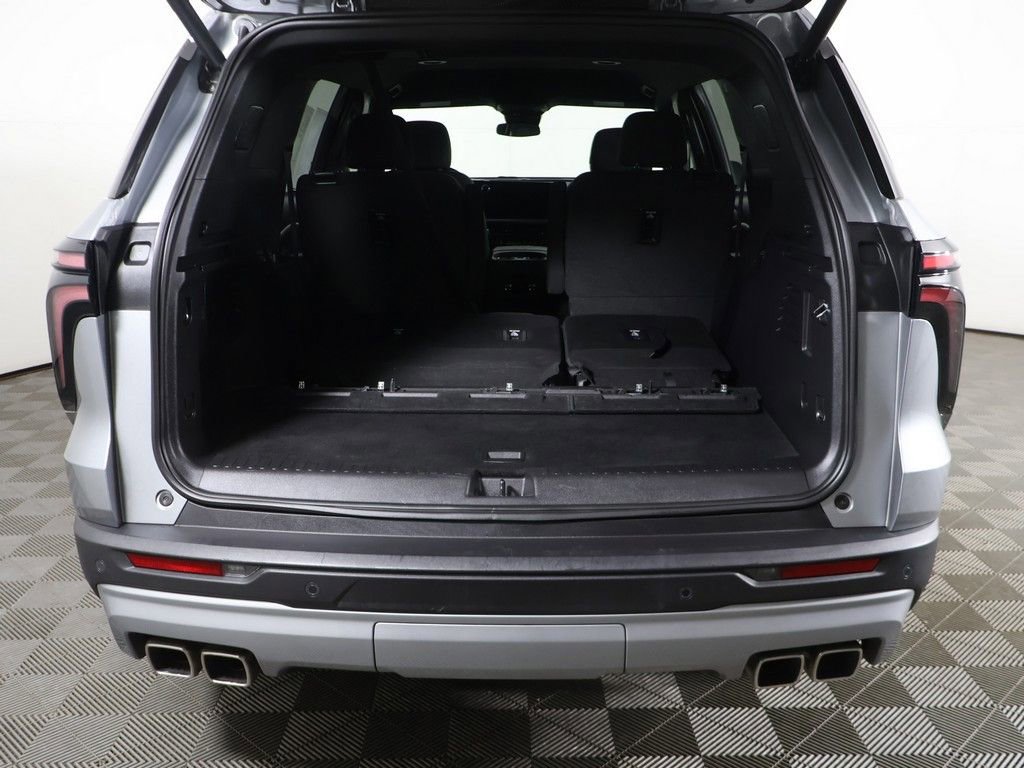 Used 2025 Chevrolet Traverse LT w/ Driver Confidence Package FWD image 17