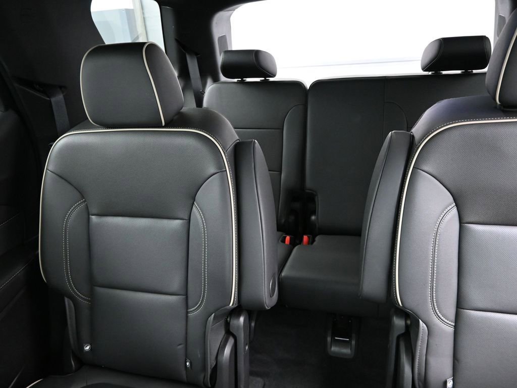 Used 2023 Chevrolet Traverse Premier image 13