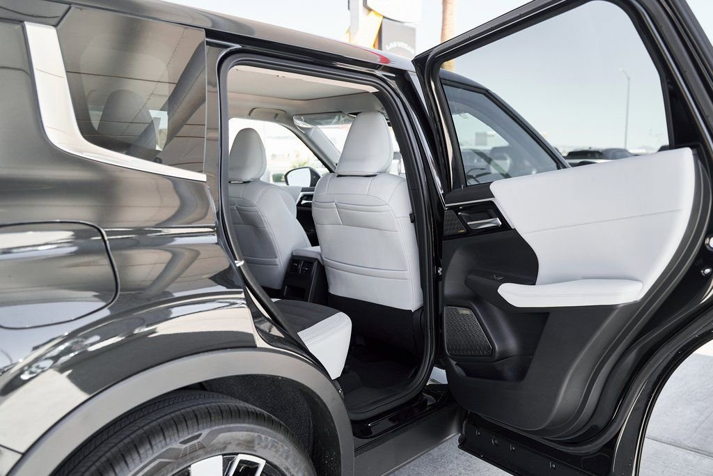 Used 2025 Mitsubishi Outlander SE FWD image 14