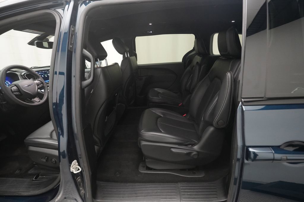 Used 2023 Chrysler Pacifica Touring-L w/ S Appearance Package image 16