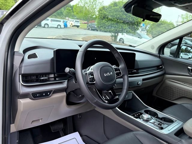 Used 2025 Kia Carnival EX FWD image 16