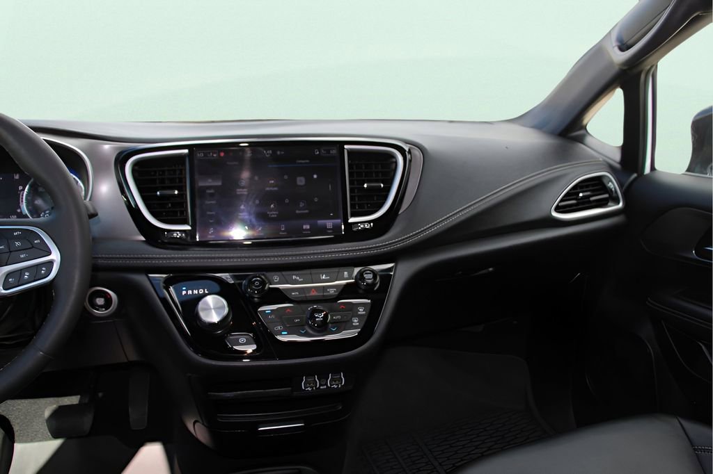 Used 2025 Chrysler Pacifica Select image 14