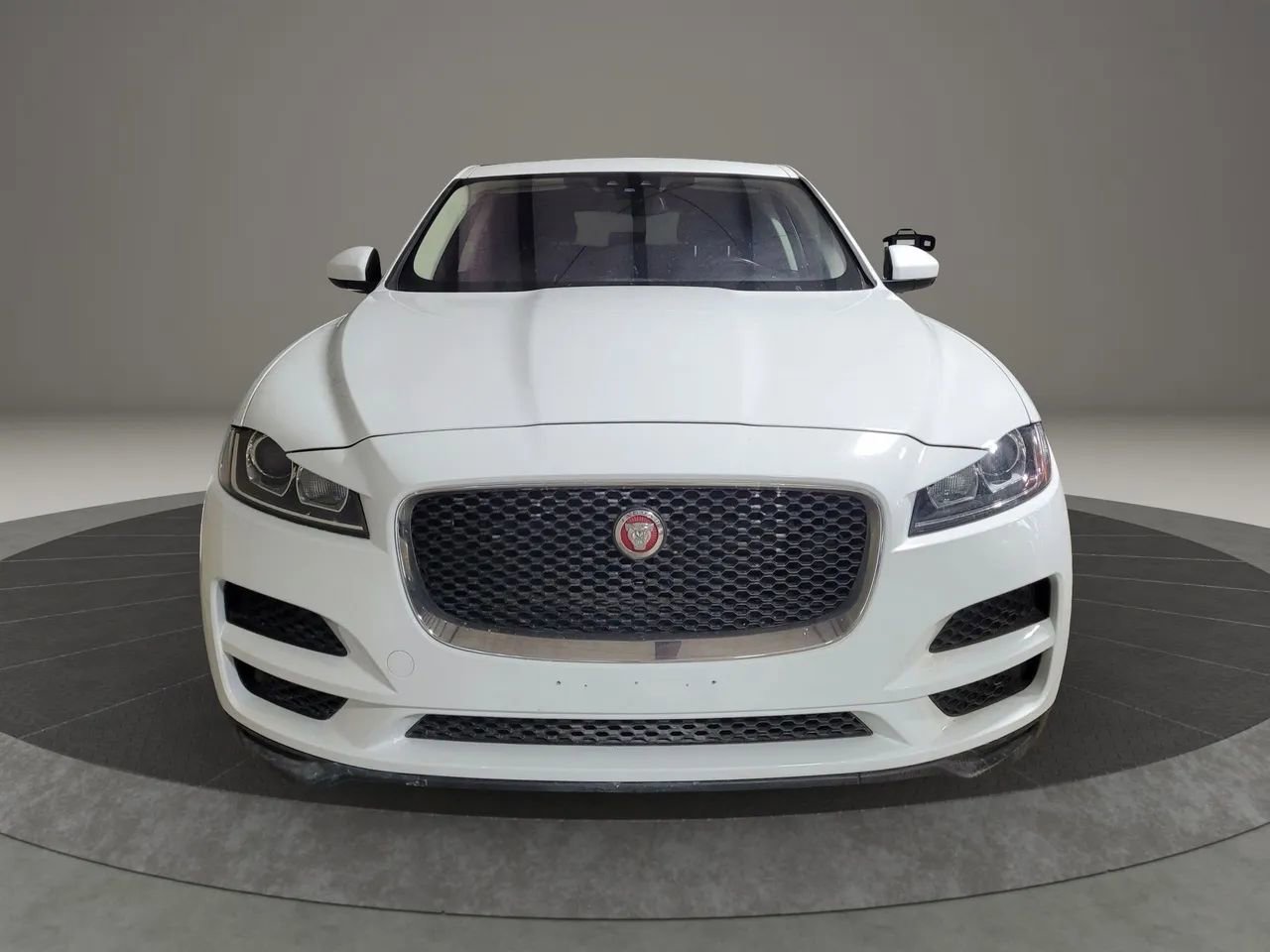 Used 2018 Jaguar F-PACE image 2