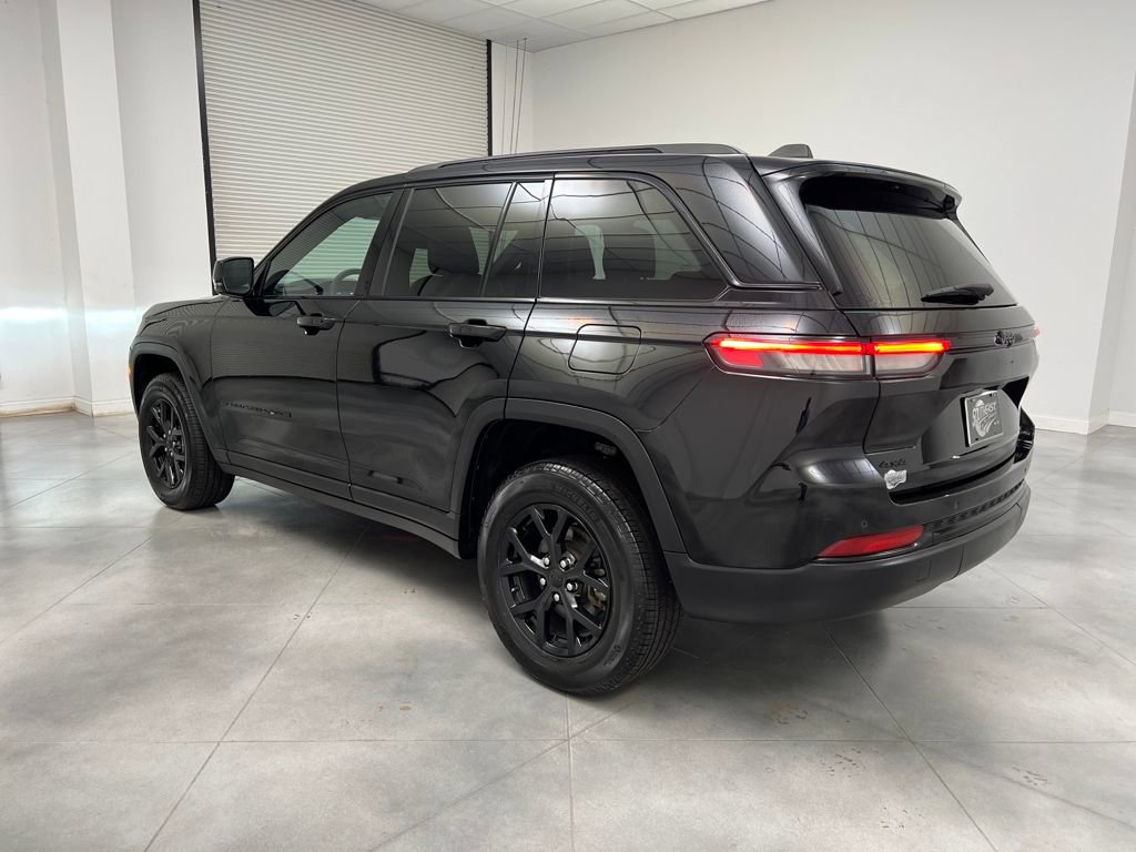 Used 2024 Jeep Grand Cherokee Altitude image 5