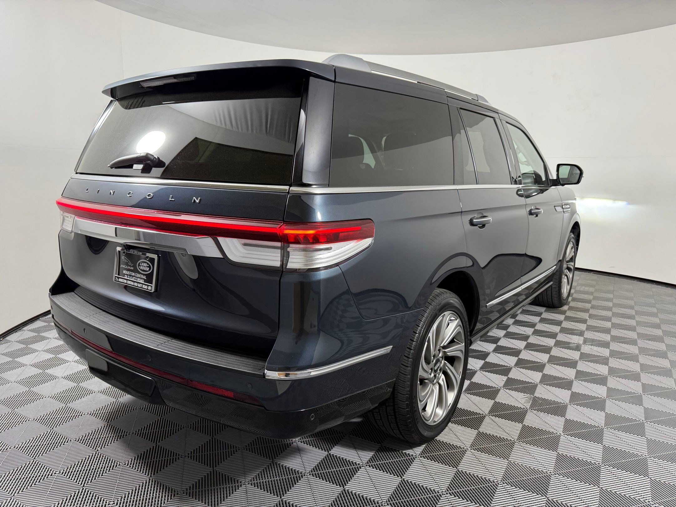 Used 2022 Lincoln Navigator Reserve image 10