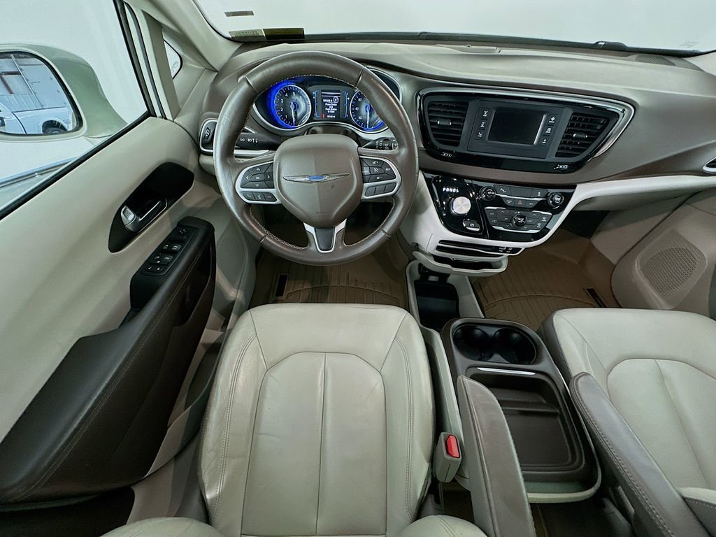 Used 2017 Chrysler Pacifica Touring-L FWD image 9