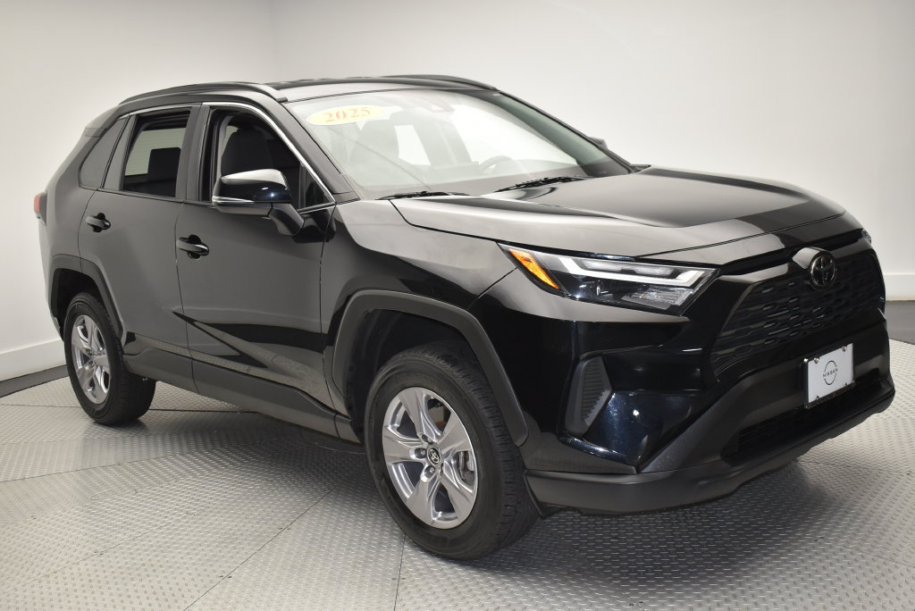 Used 2025 Toyota RAV4 XLE AWD/4WD image 3