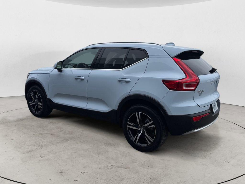 Used 2025 Volvo XC40 B5 Core AWD/4WD image 4