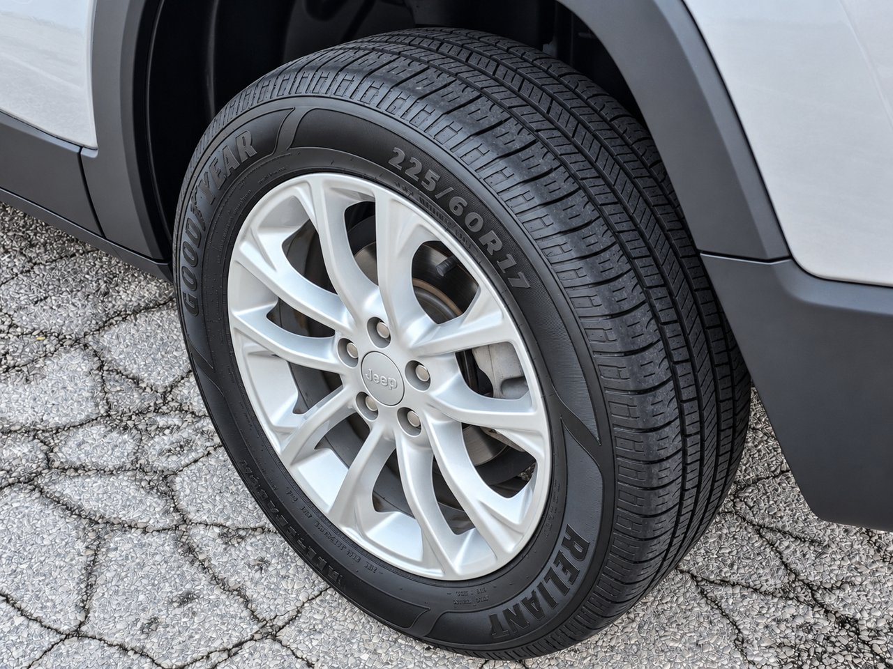 Used 2020 Jeep Cherokee Latitude w/ Cold Weather Group FWD image 10