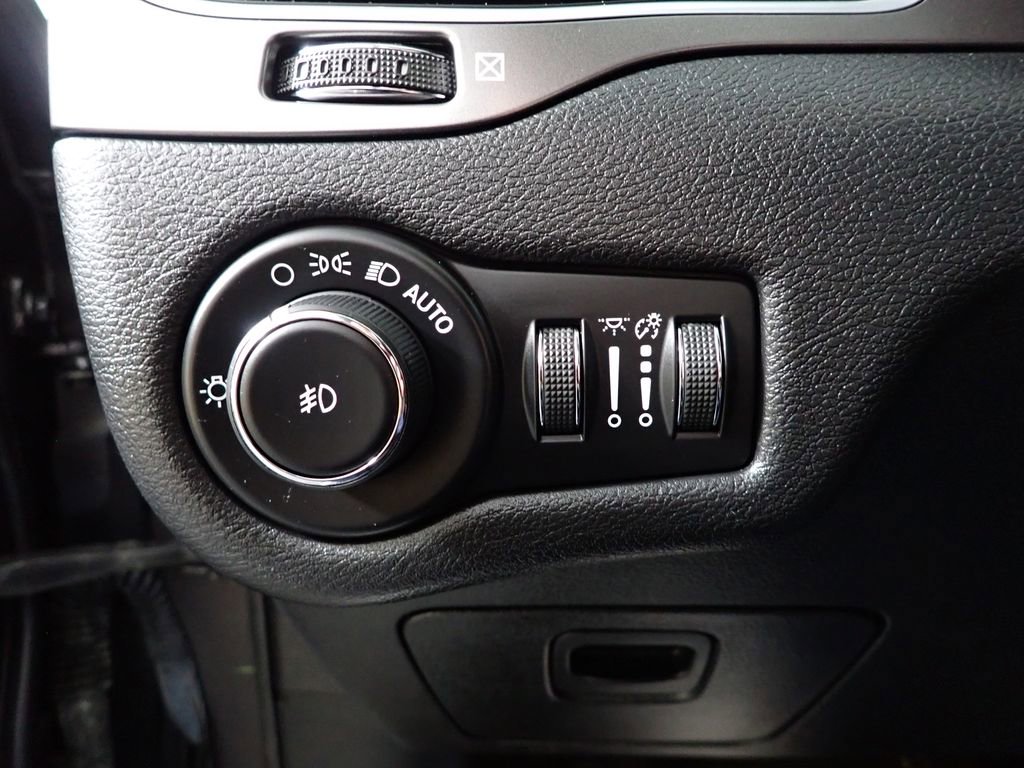 Used 2019 Jeep Cherokee Latitude Plus w/ Cold Weather Group AWD/4WD image 23
