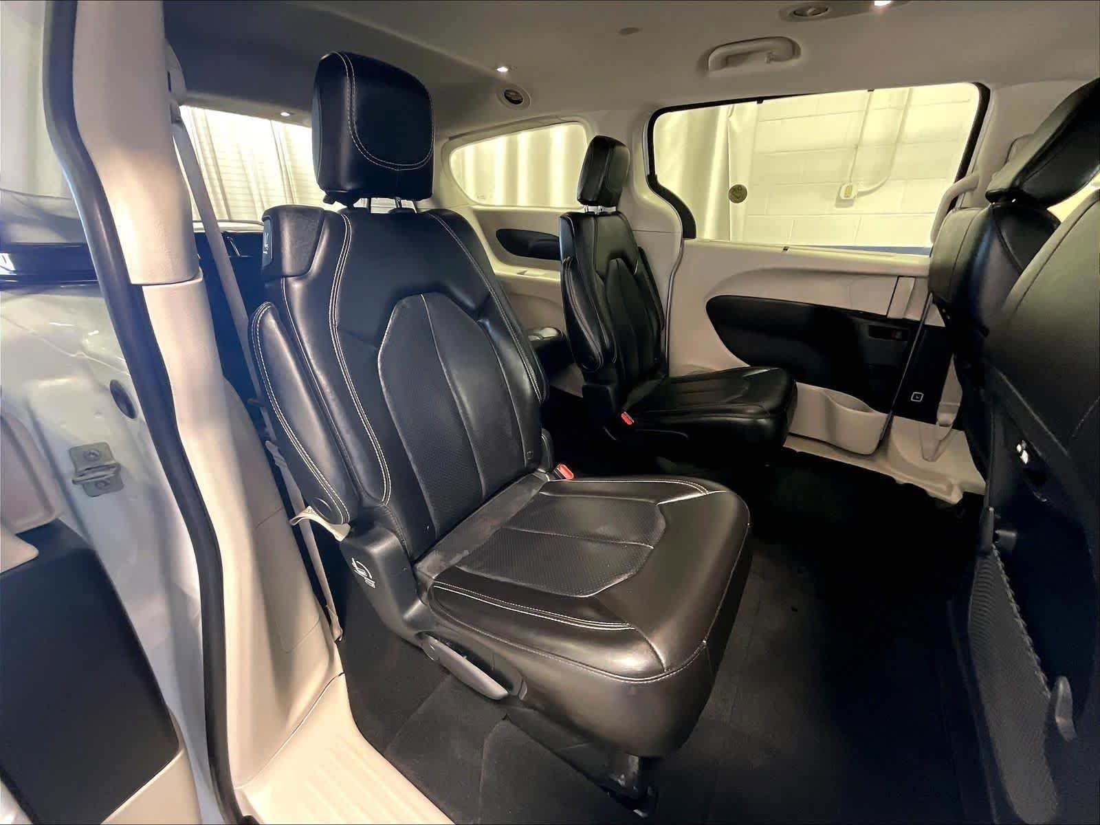 Used 2023 Chrysler Pacifica Touring-L FWD image 16