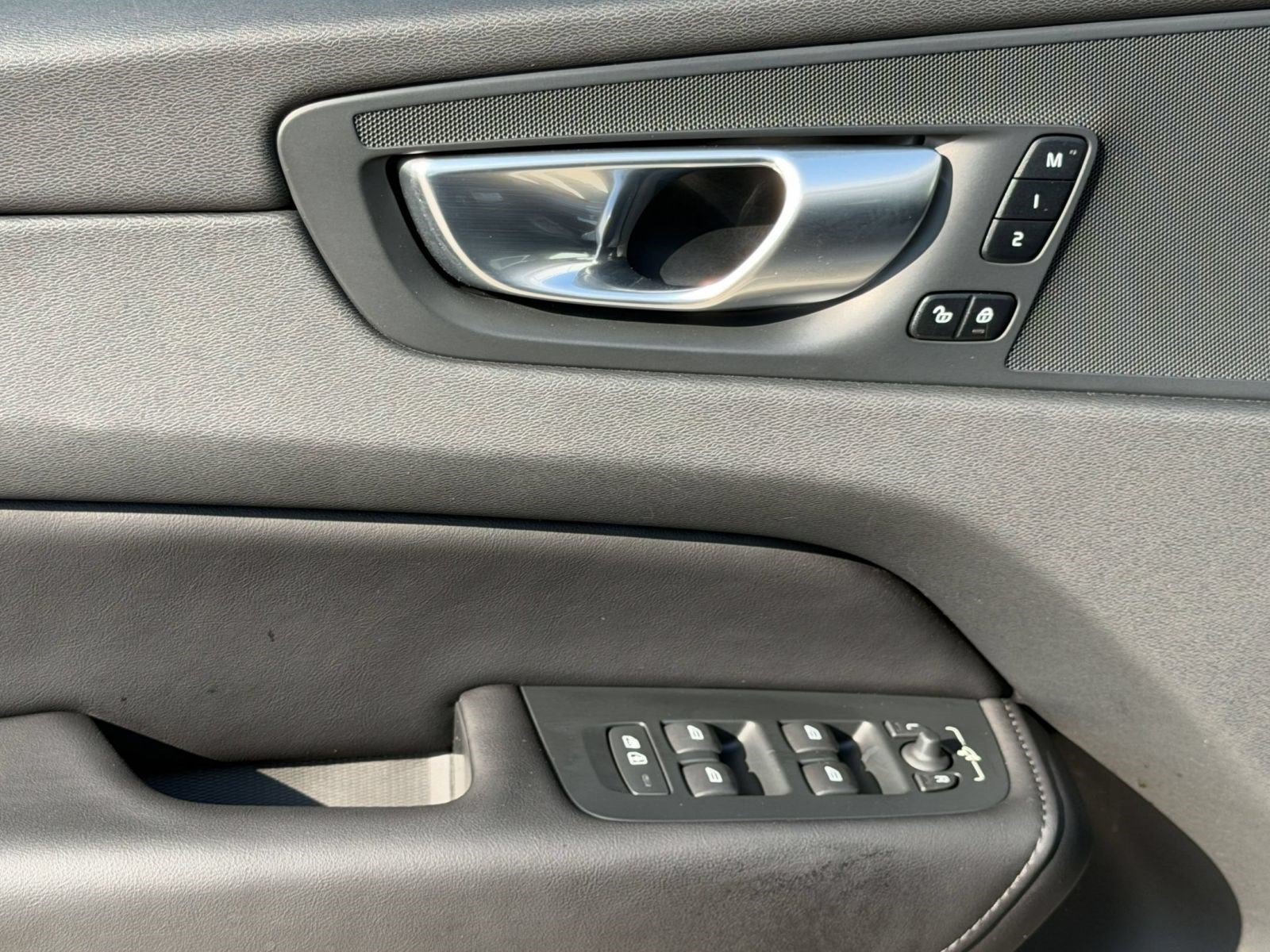Certified 2024 Volvo XC60 B5 Plus w/ Protection Package Premier AWD/4WD image 27