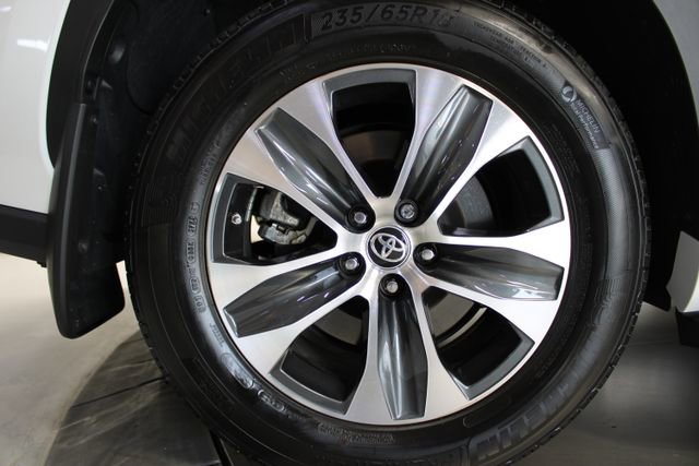 Used 2023 Toyota Highlander XLE image 37