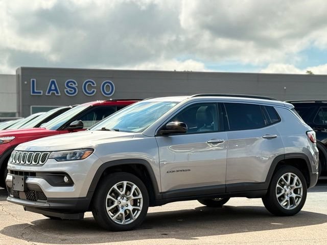 Used 2023 Jeep Compass Latitude w/ Sun and Sound Group AWD/4WD image 1