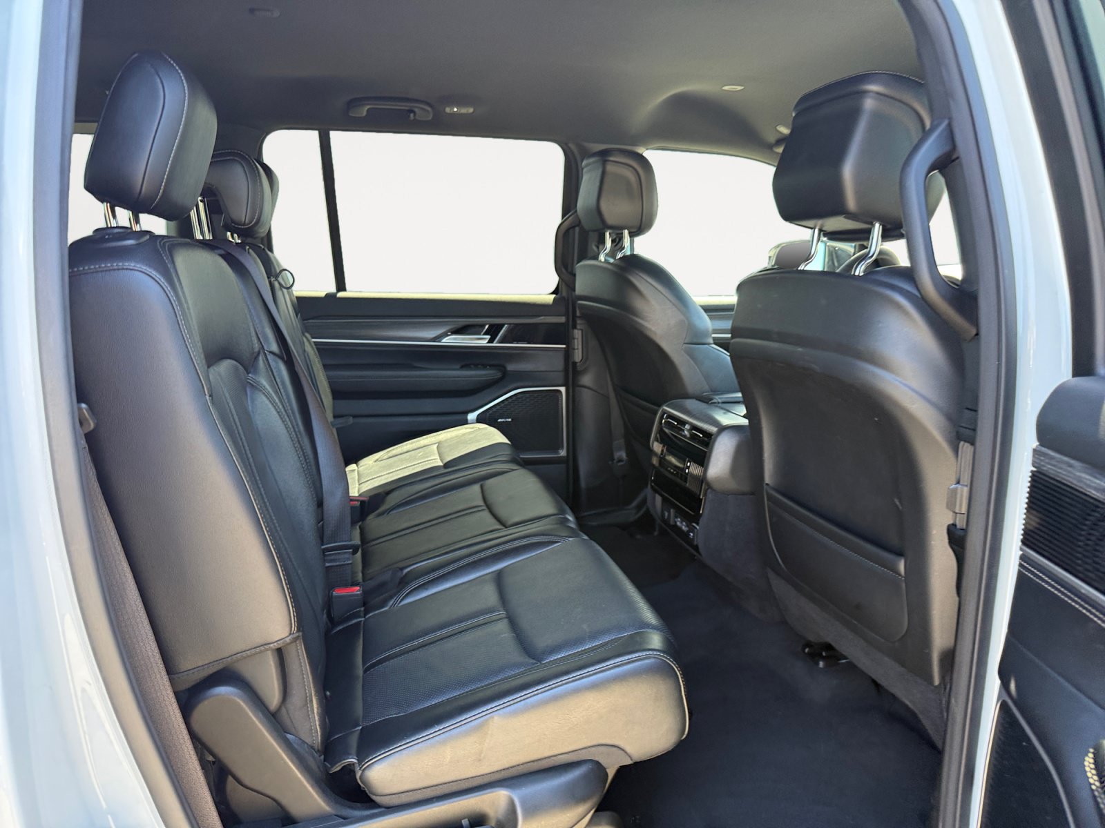 Used 2024 Jeep Wagoneer L Series II RWD image 18