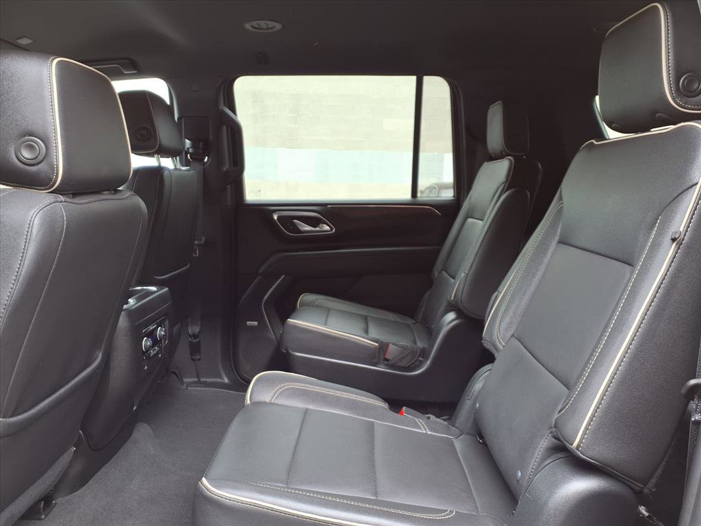 Used 2023 Chevrolet Suburban Premier image 17