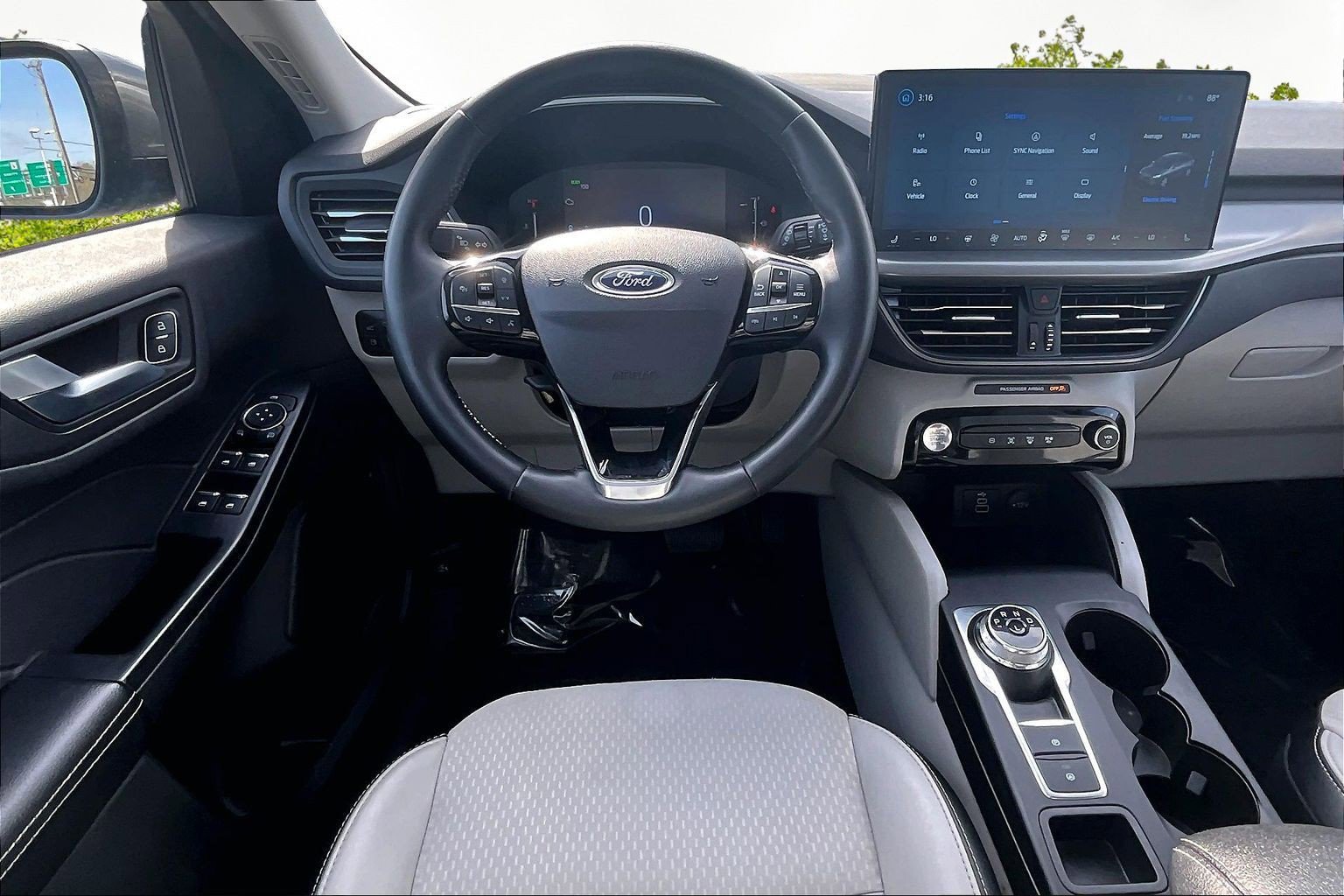 Used 2025 Ford Escape SE image 5