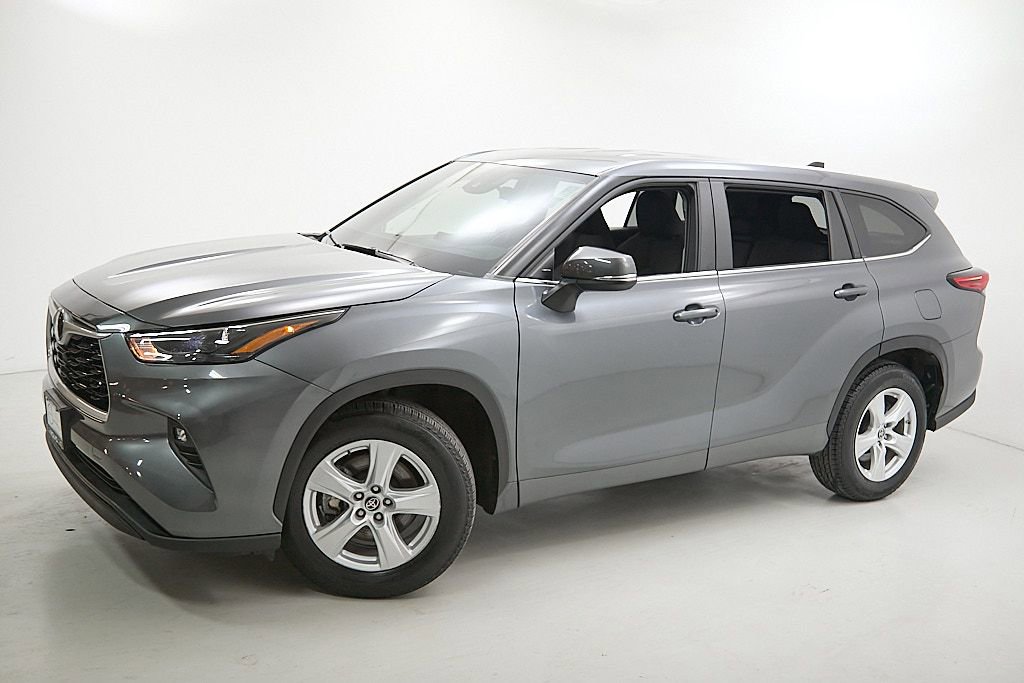 Used 2023 Toyota Highlander LE image 3