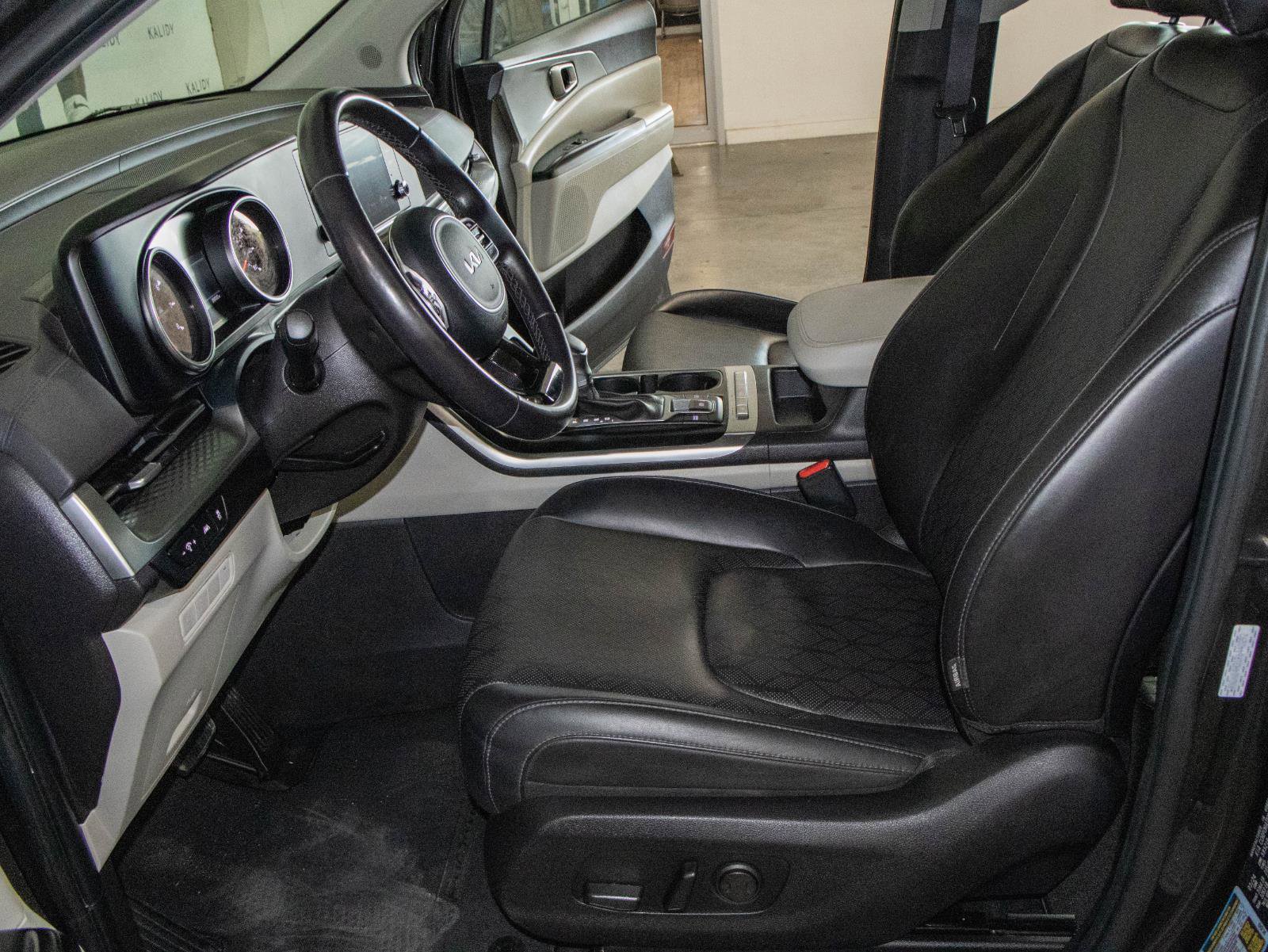 Used 2024 Kia Carnival LX image 7